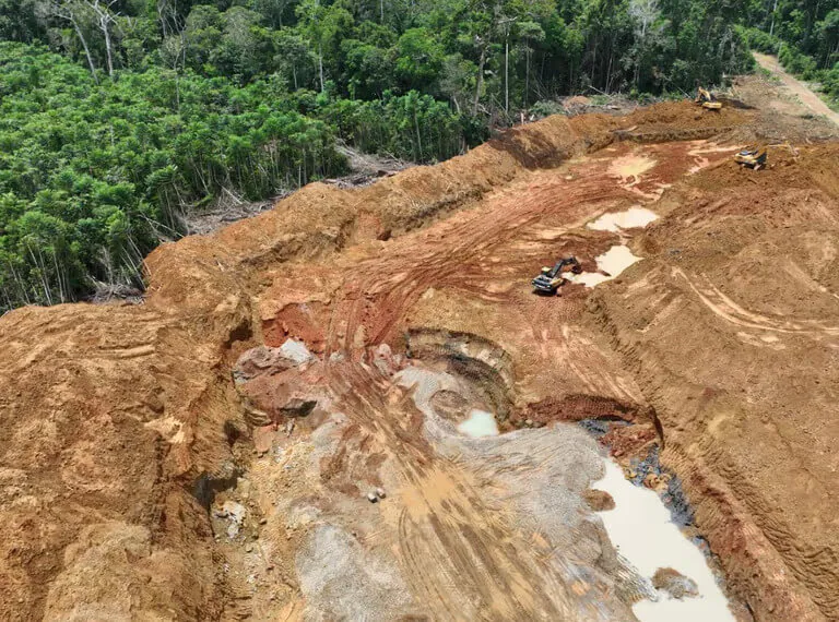 Infraestructura en sitio en Minerales Gold vinculada a las divulgaciones de Ayni Gold.