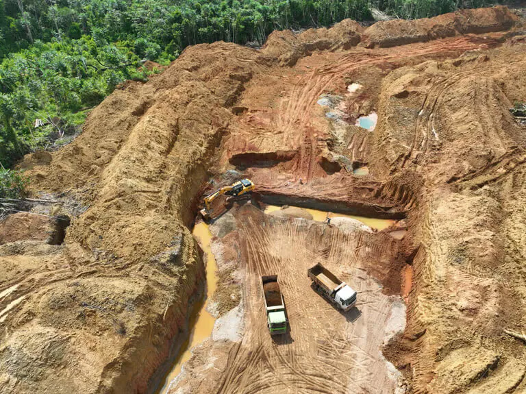 Gold processing and sluice recovery equipment at Minerales Gold — on-site extraction for Ayni-backed operations.